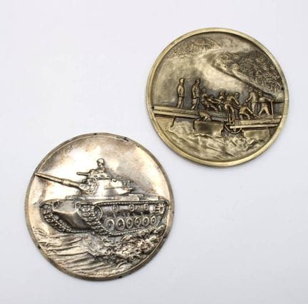 2 targhette rotonde di vario tipo?, decorazione a 