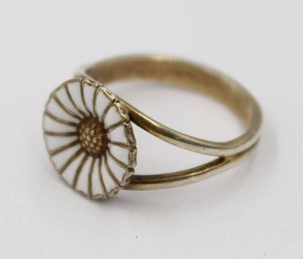 So-called "Daisy Ring" made of 925 S 
Marked "AM" 