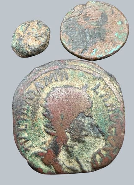 3 monete antiche, la più grande probabilmente roma