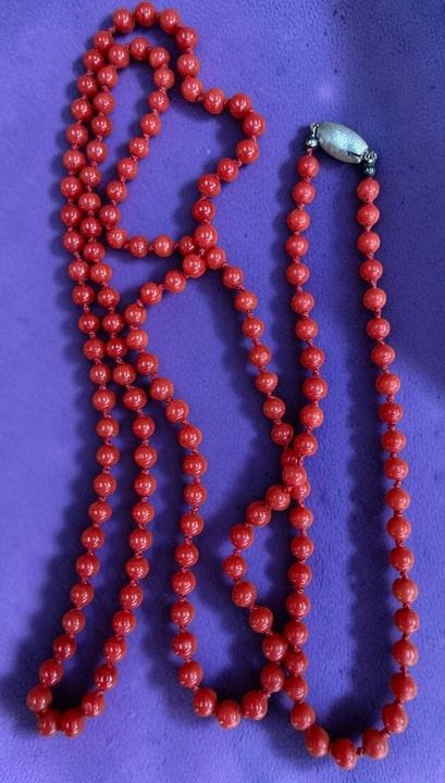 Long coral necklace with magnetic clasp, L-100 cm,