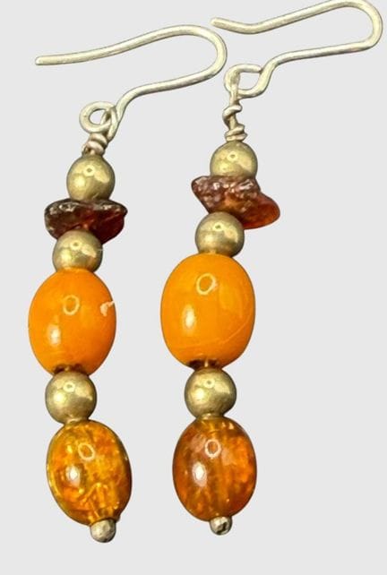 Coppia di orecchini pendenti in argento con ambra,