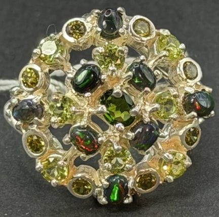 Grande bague en argent avec péridot et opale noire