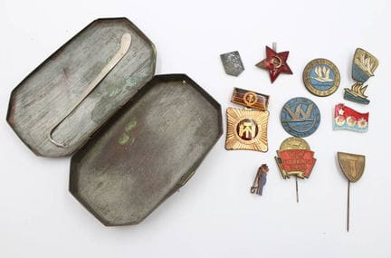 Piccola collezione di spille storiche, medaglie e 