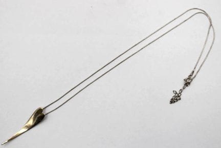 Colgante moderno en forma de corazón con cadena de