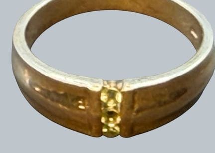 Anello in argento 925 con 3 pietre verdi, misura 6