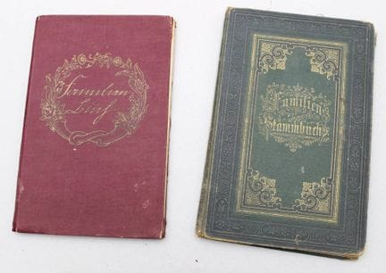 2 libros de familia con diversas anotaciones de lo