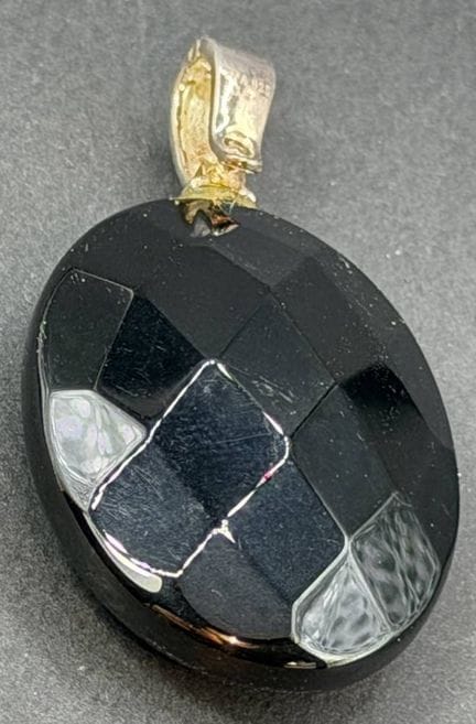 Grand pendentif, pierre noire sertie dans une mont
