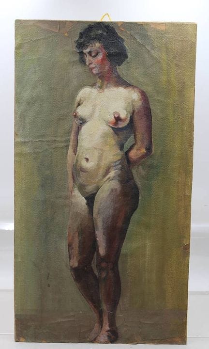 一幅油画，描绘了一位站立的女性全裸人体，正面视角，油画布作。
画作重新衬托于刨花板之上，存在损坏痕迹