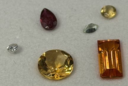 6 pierres de couleur, dont 1 diamant, 0,025 carat