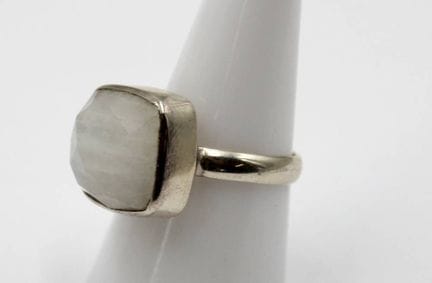 Anello in argento con pietra di luna, RG 51, 6,3 g