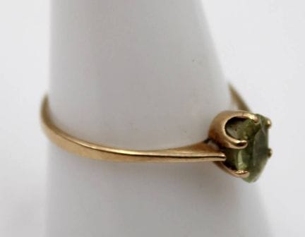Anillo, oro de 10 quilates, peridoto, 1,4 g, talla