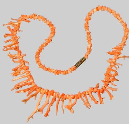 Collana rosa in corallo ramificato con chiusura a 