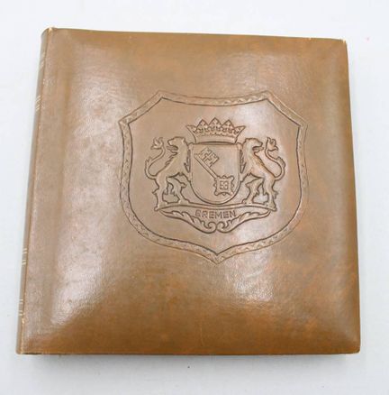Álbum de postales marrón (vacío) con un escudo en 