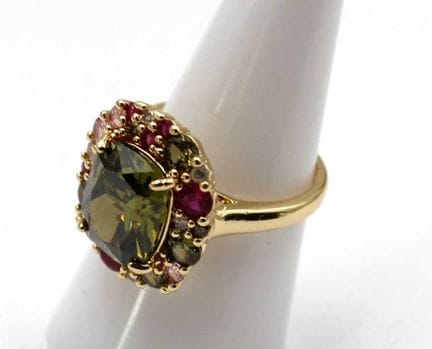 Anello color oro con pietre colorate incastonate, 