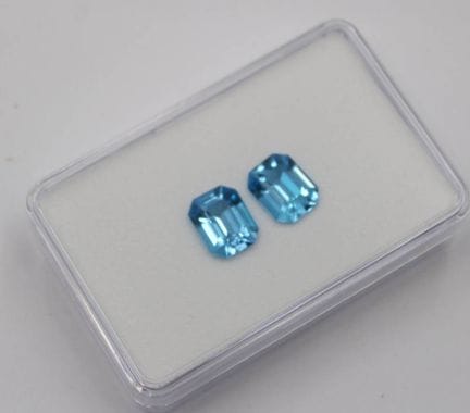 2 topacios de color azul intenso, con un peso tota