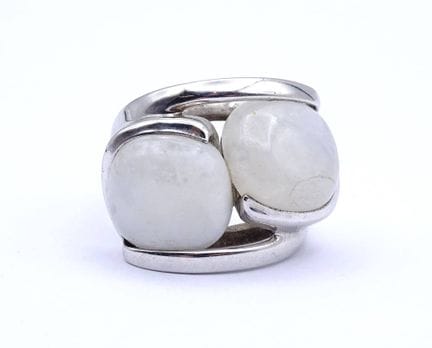 Grande bague en argent avec des pierres de lune, a