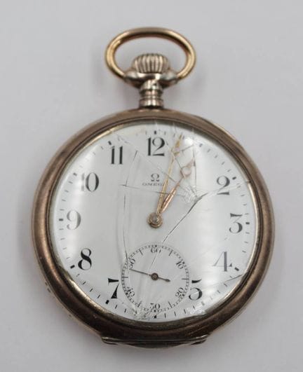 古董欧米茄怀表，约1910-1930年，配白色表盘、阿拉伯数字时标和小秒针，银质表壳，表镜破损，机芯