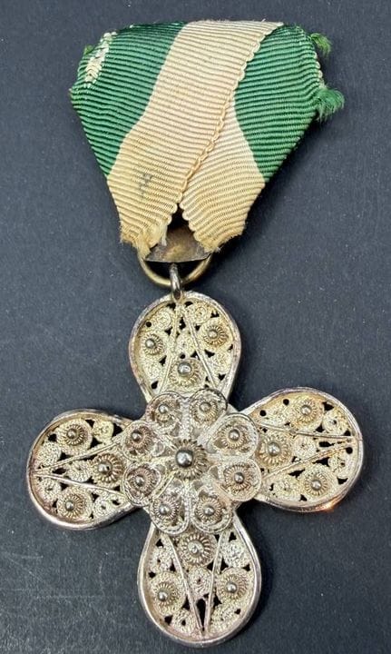 Croix d'argent avec ruban - 900 -, médaille royale