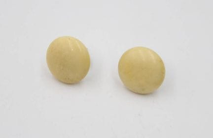 Coppia di orecchini a bottone, a forma di gamba, p