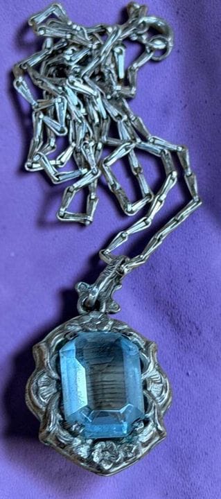 Silver necklace (835), pendant (800) with light bl