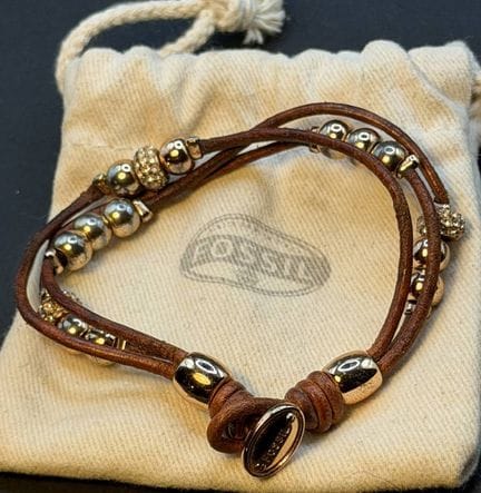 Bracciale FOSSIL, cinturino in pelle con ciondoli,