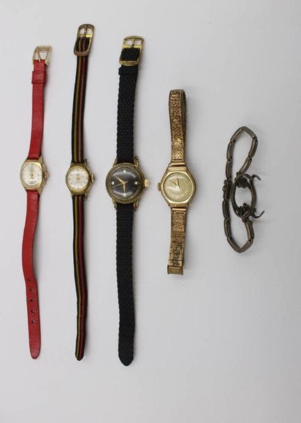4 orologi da polso vintage da donna di vario tipo,
