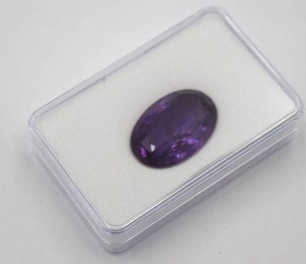 Amatista tallada, de unos 23 quilates