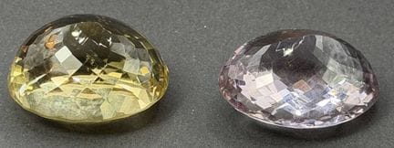 2 grosses pierres précieuses : une citrine de 98,1