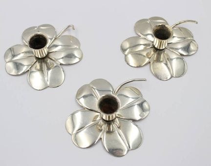 3 candelabros pequeños, con motivos de tréboles, p