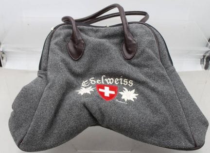 una borsa di feltro grigia con manici marroni e un