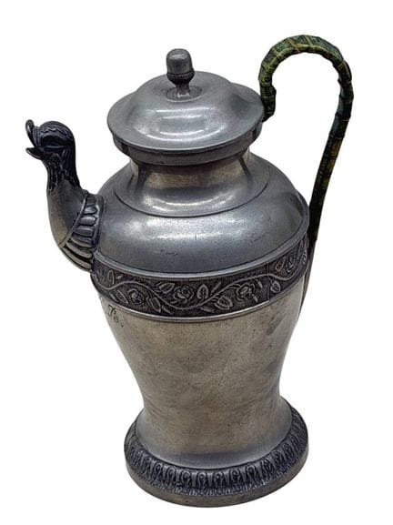 Cruche en étain de style Biedermeier avec bec vers