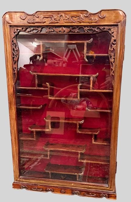 Gran vitrina de pared china, tallada, 65 x 50 x 10