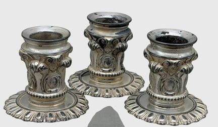 3 candelabros plateados, en mal estado, H-6 cm