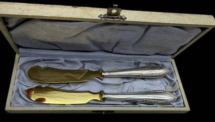 Butter- und Käsemesser in Etui, Griffe Silber-800-