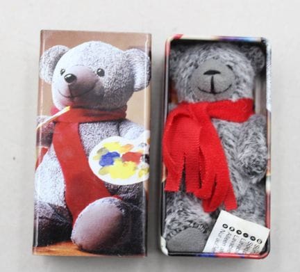 un ours en peluche miniature issu de la collection