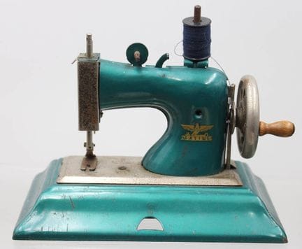 grüne Casige-Kindernähmaschine, Altersspuren, ca. 