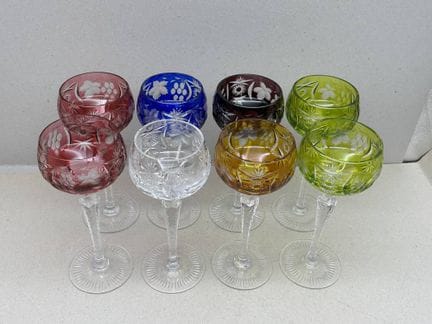 8 verres romains en vitrail, taillés, H 20,5 cm