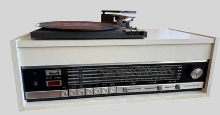 Récepteur radio Grundig RTV 500 équipé d'une plati