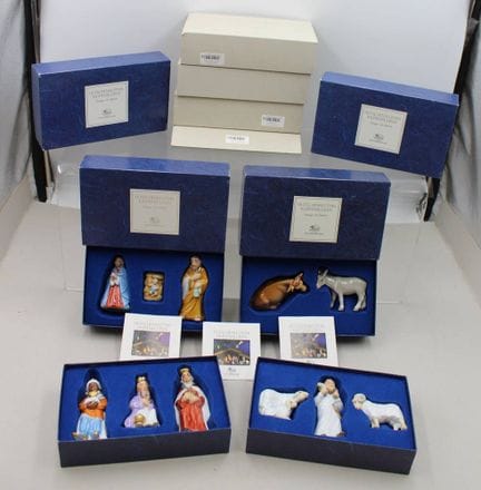 ein Set von handbemalten Krippenfiguren aus Porzel
