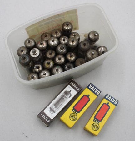 Lot de tubes électroniques divers, anciens, dont l