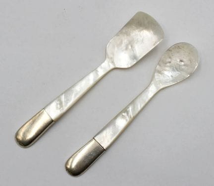 Cuillères à glace et à œufs, en nacre, chacune ave