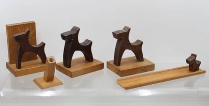 un ensemble de figurines en bois sculptées à la ma