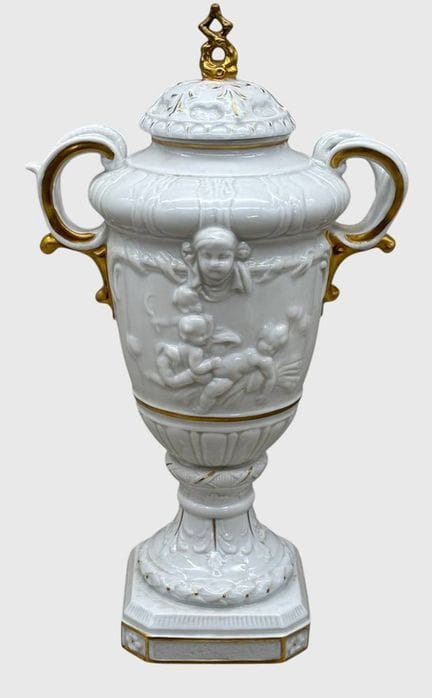 Prunkvase Puttenbacchanal mit Goldstaffage, H-31 c
