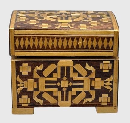Petit coffret à bijoux en bois avec marqueterie, H