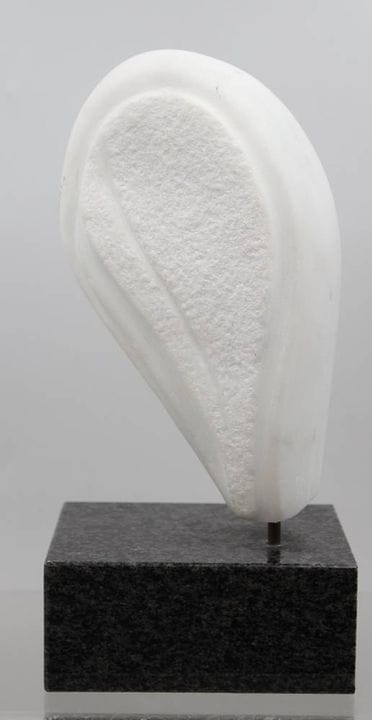 Sculpture abstraite en marbre blanc, montée vertic