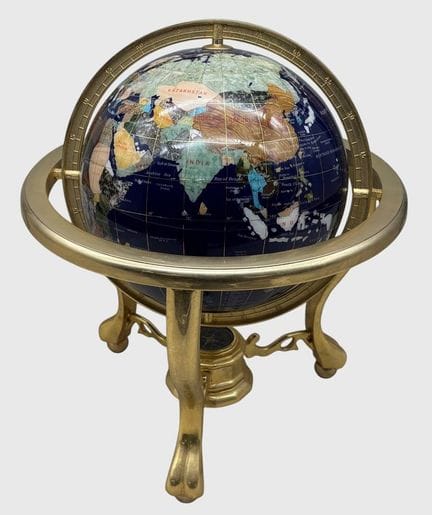 Grand globe orné de pierres semi-précieuses telles