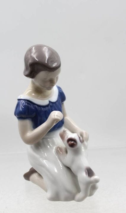 Niña arrodillada con un cachorro pequeño, Bing &am