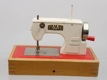 vintage Kindernähmaschine, Regina, mit einem Holzs