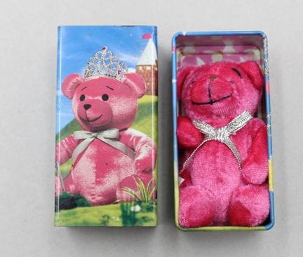 un ours en peluche miniature issu de la collection