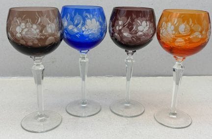 4 verres romains en vitrail, H 18,5 cm